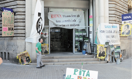 Activistas de la PAH concentrados en la puerta del BBVA de la calle Alfons XIII
