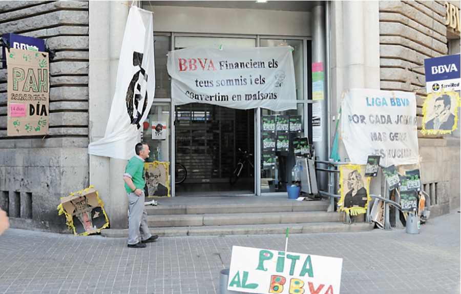 Activistas de la PAH concentrados en la puerta del BBVA de la calle Alfons XIII