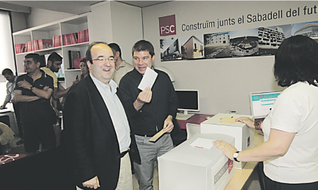 Josep Ayuso fa broma amb Miquel Iceta abans de dipositar les paperetes de la votació