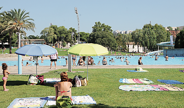 La llegada tardía de las altas temperaturas ha animado a los bañistas esta semana