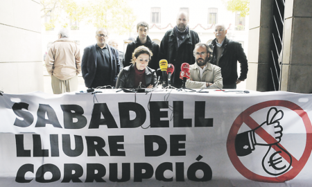 Elvi Màrmol y Raúl García junto a miembros de los partidos que forman parte de la plataforma