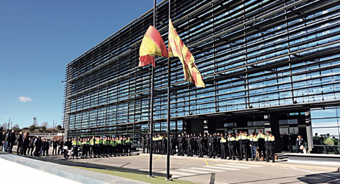 Concentración silenciosa ayer frente a la sede central del Complex Egara de Sabadell