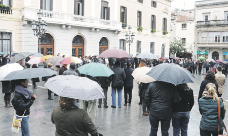 La vella sirena d’alarma del Racó del Campanar va marcar el principi i final del minut de silenci a la Plaça de Sant Roc amb la presència de l’alcalde, regidors i d’un centenar de ciutadans