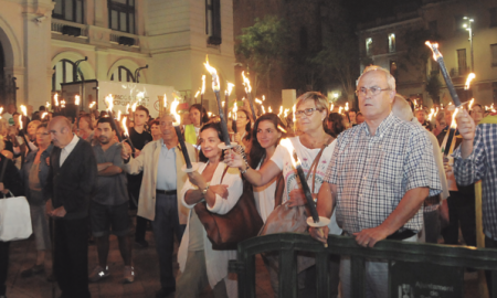 Els participants, després del recorregut, amb la llum per la independència a la plaça Doctor Robert