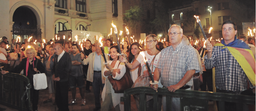 Els participants, després del recorregut, amb la llum per la independència a la plaça Doctor Robert