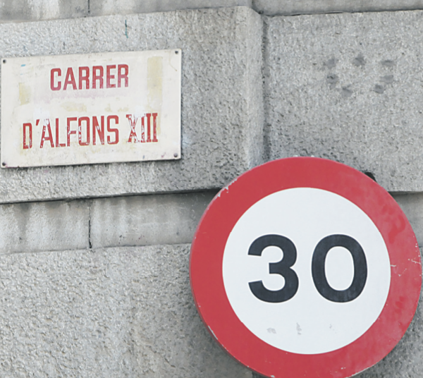 Placa del «carrer d’Alfons XIII», nom catalanitzat fa uns anys