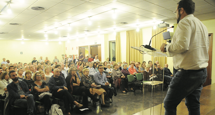 ’alcalde, Juli Fernàndez, va cloure la presentació del llibre, convertit en homenatge multitudinari a Antoni Farrés