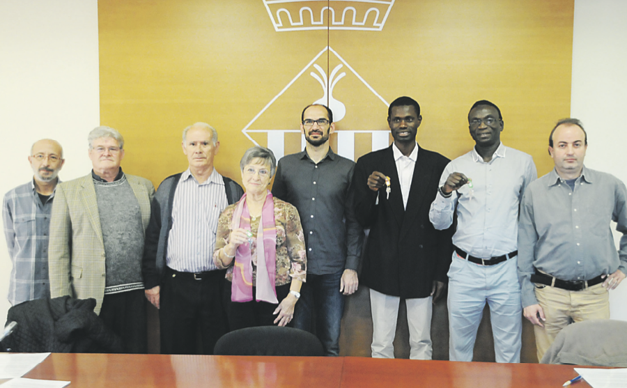 Serracant, al centre, amb els representants de les entitats adjudicatàries dels horts