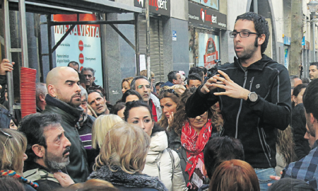 Asamblea improvisada celebrada la tarde del pasado jueves ante las puertas del centro en Sabadell