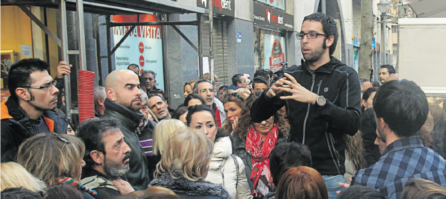 Asamblea improvisada celebrada la tarde del pasado jueves ante las puertas del centro en Sabadell