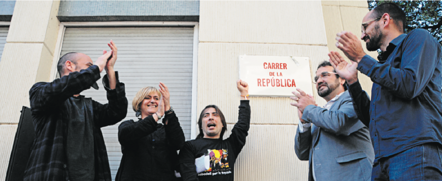 L’alcalde i els portaveus dels grups que formen part del govern municipal celebrant la descoberta de la placa