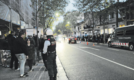 Los agentes de los Mossos se desplazaron hasta la Avinguda de Barberà para separar a ambos bandos y evitar un choque entre ellos