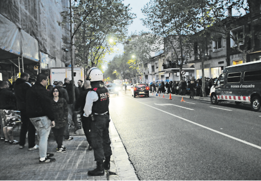 Los agentes de los Mossos se desplazaron hasta la Avinguda de Barberà para separar a ambos bandos y evitar un choque entre ellos