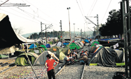 Moltes persones acampen a les vies del tren, a Idomeni