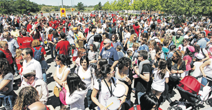 Milers de famílies es manifesten en una mobilització reivindicativa i de caràcter festiu