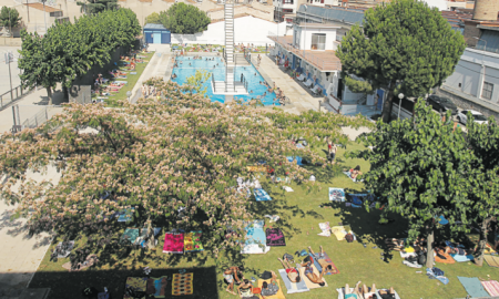 Banyistes a la piscina de Can Marcet, amb capacitat per 500 persones, durant la tarda de dilluns