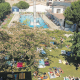 Banyistes a la piscina de Can Marcet, amb capacitat per 500 persones, durant la tarda de dilluns