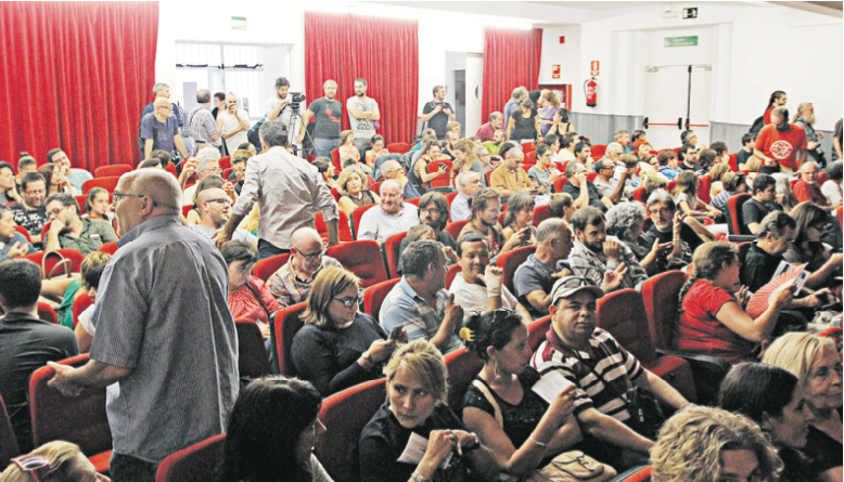 Unes 300 persones van omplir l’auditori en el qual es va celebrar el judici organitzat per Crida per Sabadell