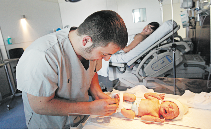 Moment de la revisió d’un nadó just després de néixer a la sala de parts del Parc Taulí
