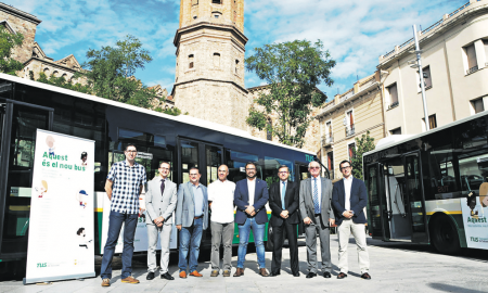 L’alcalde i el regidor d’Espai Públic, al centre, van presentar els nous autobusos, que incorporen entrades d’USB, amb el president de la TUS