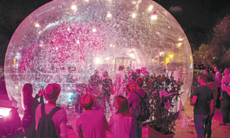 La bombolla de confeti de la companyia Efímer per celebrar l’aniversari a LaSala, dins el teatre