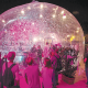 La bombolla de confeti de la companyia Efímer per celebrar l’aniversari a LaSala, dins el teatre