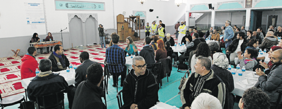 Asistentes a la comida organizada en la mezquita de Ar-risalah