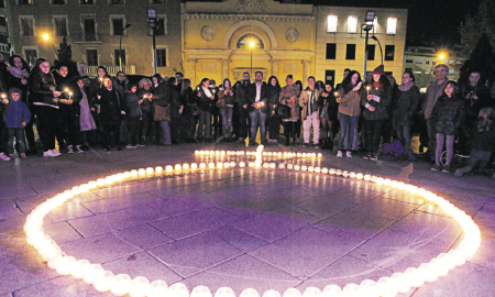 Les espelmes van il·luminar un any més la plaça Doctor Robert en record de les víctimes de les violències masclistes que han acabat perdent la vida