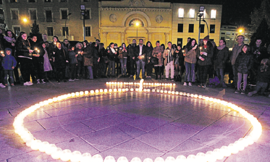Les espelmes van il·luminar un any més la plaça Doctor Robert en record de les víctimes de les violències masclistes que han acabat perdent la vida
