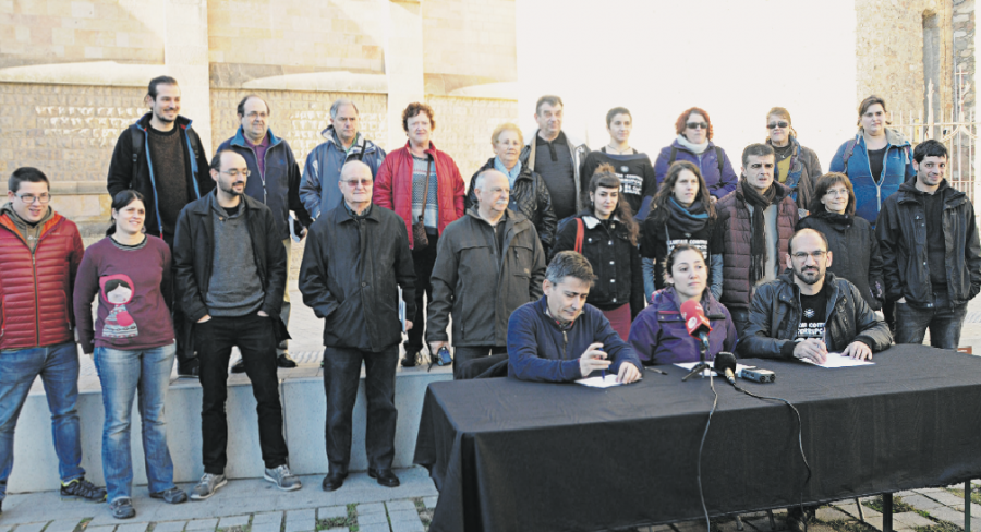 Maties Serracant ahir al matí anunciant la seva reincorporació acompanyat dels membres de la Crida