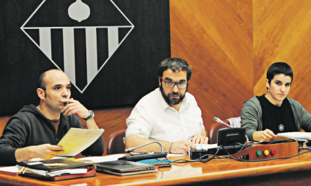 L’alcalde, al centre, durant la sessió plenària amb Joan Berlanga i Glòria Rubio