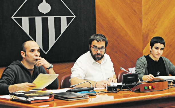 L’alcalde, al centre, durant la sessió plenària amb Joan Berlanga i Glòria Rubio