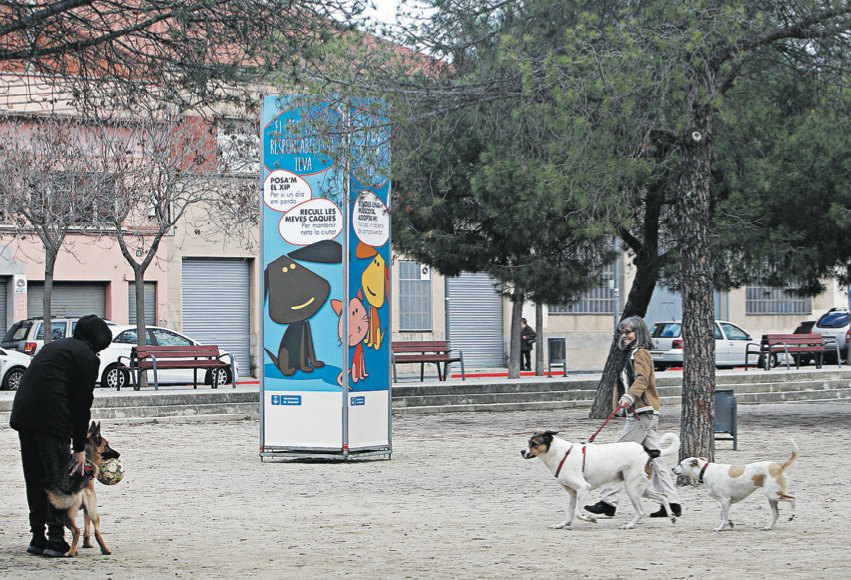 Torreta publicitària instal·lada a la Plaça Vila Arrufat, al Centre