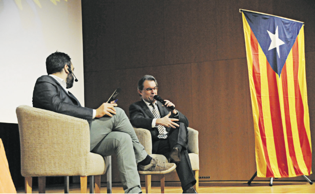 L’expresident Artur Mas durant la conversa amb el periodista Jofre Llompart