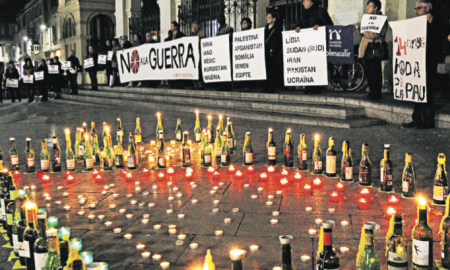 Espelmes enceses dibuixant el logotip de la campanya durant la Roda de la Pau, una de les més multitudinàries de les convocades en els darrers anys