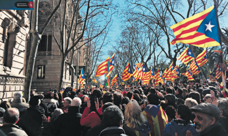 Els participants a la concentració a les portes del Tribunal Superior de Justícia de Catalunya