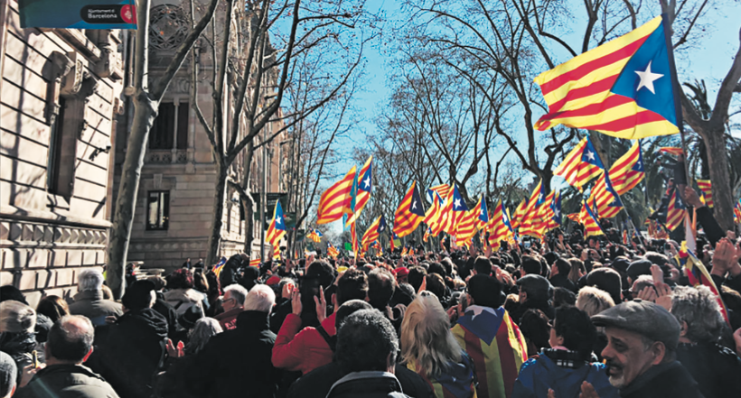 Els participants a la concentració a les portes del Tribunal Superior de Justícia de Catalunya