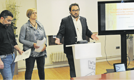 El concejal de Acció Social, Gabriel Fernàndez, la de Comerç, Marisol Martínez, y el alcalde, Juli Fernàndez, en la rueda de prensa