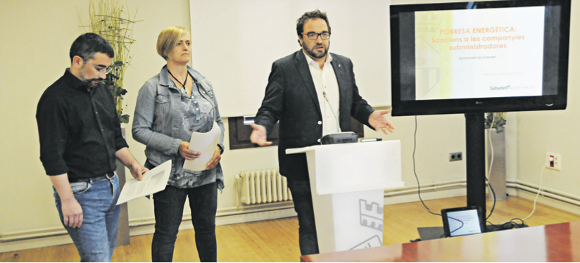 El concejal de Acció Social, Gabriel Fernàndez, la de Comerç, Marisol Martínez, y el alcalde, Juli Fernàndez, en la rueda de prensa