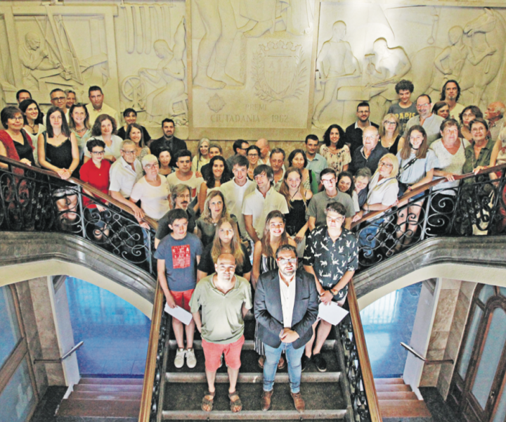 Foto de grup a les escales de l’ajuntament, alumnes, pares, professors i autoritats