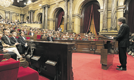 El president Carles Puigdemont durant la seva intervenció de dimarts al Parlament