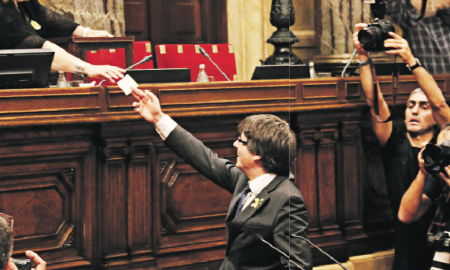 Carles Puigdemont en el moment de la votació de la resolució sobre la declaració de la independència