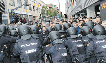 Agents de la Policia Nacional durant l’enfrontament de diumenge al matí davant el Nostra Llar