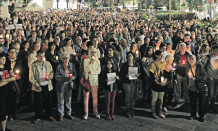 La concentració a la plaça Doctor Robert va aplegar més de 3.000 persones que van encendre espelmes per exigir l’alliberament de Cuixart i Sànchez