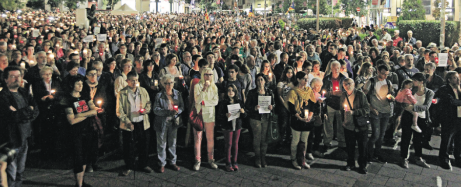 La concentració a la plaça Doctor Robert va aplegar més de 3.000 persones que van encendre espelmes per exigir l’alliberament de Cuixart i Sànchez