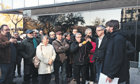 Un centenar de persones han donat suport a Guillem Fuster davant dels Jutjats de Sabadell