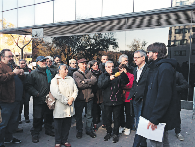 Un centenar de persones han donat suport a Guillem Fuster davant dels Jutjats de Sabadell