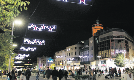 La Fira de Santa Llúcia, ha obert portes avui i l’encesa de llums de Nadal prece- dida d’un espectacle pels carrers del centre