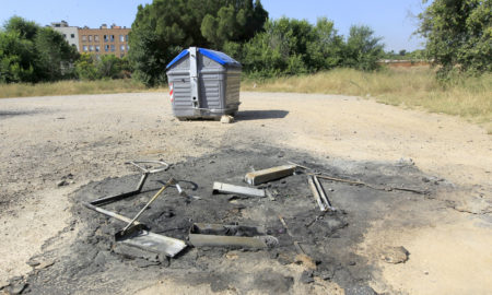 Un contenidor cremat a la zona esportiva de Can Rull. Foto: Lluís Franco.