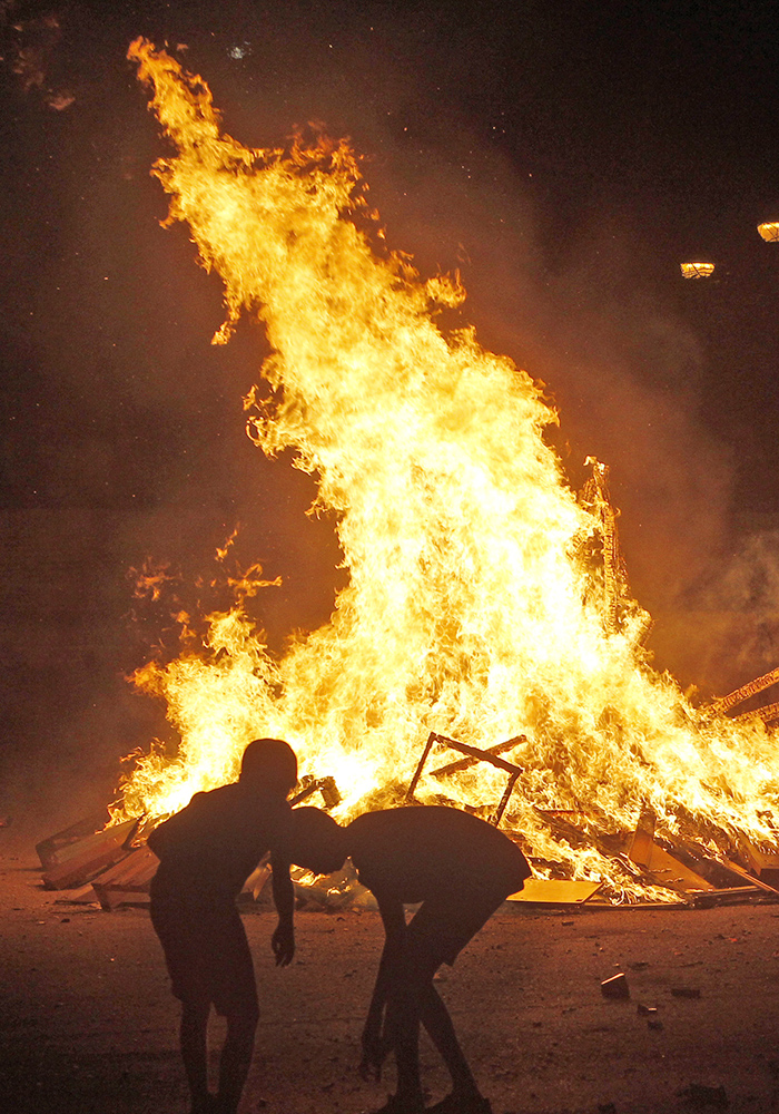 Una foguera a la plaça del Treball. Foto: Lluís Franco.